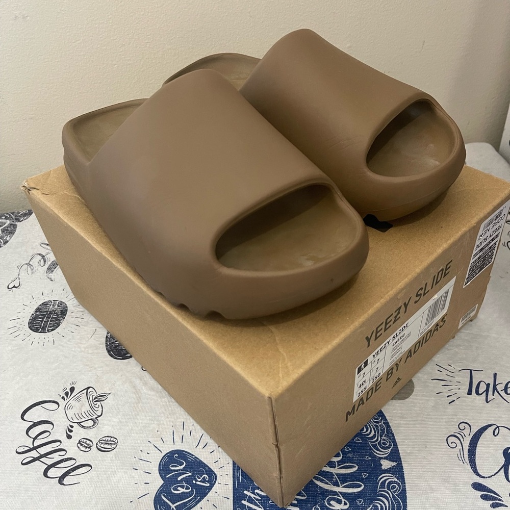 Yeezy slides size 7